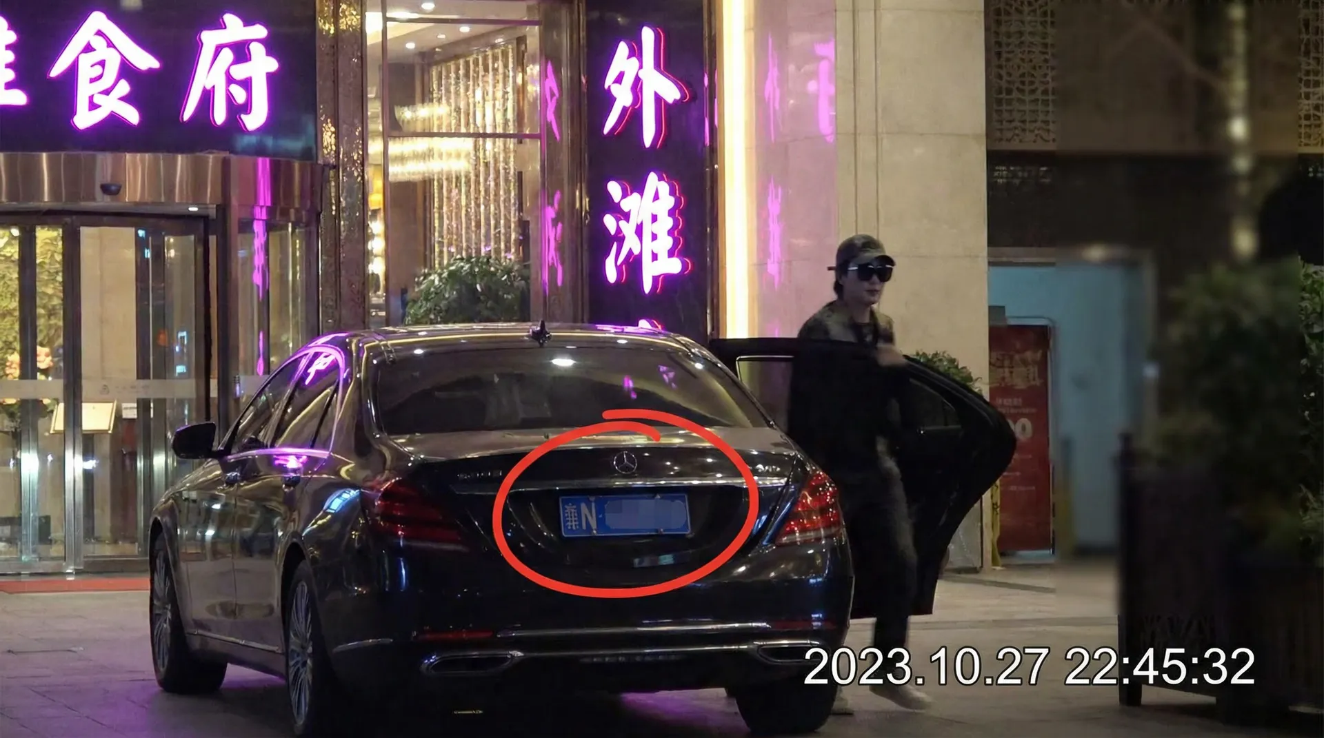 AG体育真人官网 - 豪车餐厅外偷拍